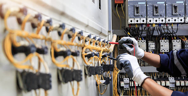 Professional Electrician technician working in Burr Ridge, IL